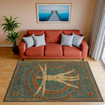 Figürlü dekoratif halı, klasik çizim tarzında insan formu ve geometrik oran çemberleriyle dikkat çeker. Turkuaz zemin üzerine işlenen floral bordürler ve sanatsal detaylarla tasarlanmış özgün halı modeli.
