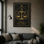 Siyah çerçeveli kanvas tablo versiyonunda koyu çerçeve kontrastı, altın tipografi ve kozmik terazi illüstrasyonunu daha güçlü vurgular. Astroloji, burç ve spiritüel dekor temalarıyla salon, ofis ve stüdyolarda dikkat çeken premium FabricUp duvar sanatı çözümüdür.