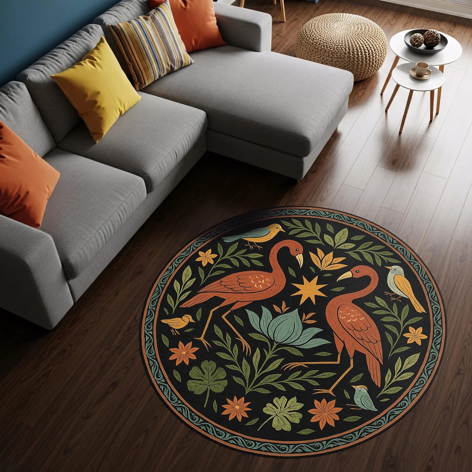 Siyah zemin üzerine dairesel formda tasarlanmış, merkezinde karşılıklı konumlandırılmış iki kuş figürü bulunan dekoratif halı. Kuşların çevresinde yapraklar, çiçek motifleri ve yıldız sembolleri yer alır. Yeşil, turuncu ve toprak tonlarıyla oluşturulan folklorik desen dili dikkat çeker. Simetrik kompozisyonu, net konturları ve el çizimi hissi veren grafik yüzeyiyle FabricUp imzalı sanatsal baskı halı tasarımıdır.