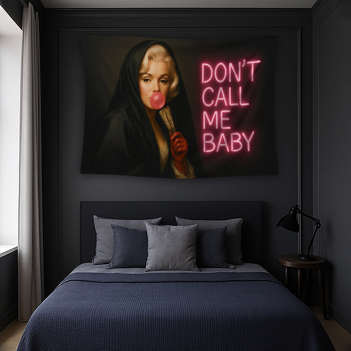 Siyah başörtülü gizemli kadın portresi ve pembe neon “Don’t Call Me Baby” yazısı bulunan modern pop art tarzı dekoratif duvar örtüsü, karanlık fonlu, güçlü kadın temalı, salon ve genç odası için çarpıcı tasarım, yüksek çözünürlüklü canlı baskı, FabricUp koleksiyonu