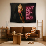 Siyah başörtülü gizemli kadın portresi ve pembe neon “Don’t Call Me Baby” yazısı bulunan modern pop art tarzı dekoratif duvar örtüsü, karanlık fonlu, güçlü kadın temalı, salon ve genç odası için çarpıcı tasarım, yüksek çözünürlüklü canlı baskı, FabricUp koleksiyonu
