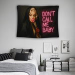 Neon tipografi eşliğinde sakız patlatan klasik Hollywood stilinde kadın figürü içeren sanatsal duvar örtüsü, retro ve modern pop kültürünü birleştiren cesur dekorasyon ürünü, loft ve stüdyo mekanlar için ideal, canlı renkli baskı, FabricUp koleksiyonu