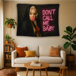 Pembe ışıklı “Don’t Call Me Baby” yazısı ve başörtülü kadın portresiyle oluşturulmuş modern feminist temalı duvar halısı, pop art ve sinematik atmosfer sevenler için dekoratif tasarım, yüksek netlikte dijital baskı kalitesi, FabricUp tasarımı