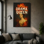 Siyah çerçeveyle tamamlanan “Drama Queen” yazılı klasik portre, alevli arka plan ve güçlü renk kontrastıyla modern ve teatral bir duvar dekorasyonu sunar. Barok dönem estetiğini çağdaş tipografiyle birleştiren bu kanvas tablo, yüksek çözünürlüklü baskı kalitesi sayesinde yüz detaylarını ve ışık geçişlerini net şekilde yansıtır. Salon, ofis ve stüdyo alanlarında sofistike bir atmosfer yaratan bu eser FabricUp imzası taşır.
