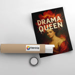 Poster estetiğinde hazırlanan “Drama Queen” yazılı klasik portre, alev efektleri ve sıcak renk geçişleriyle modern pop art ve barok sanatın çarpıcı bir birleşimini sunar. Güçlü tipografi, dramatik ışık ve koyu arka plan, mekanda enerjik ve iddialı bir atmosfer oluşturur. Yüksek çözünürlüklü baskı kalitesiyle genç odaları, stüdyolar ve modern salonlar için dikkat çekici bir duvar dekorasyonu sağlayan bu eser FabricUp koleksiyonuna aittir.