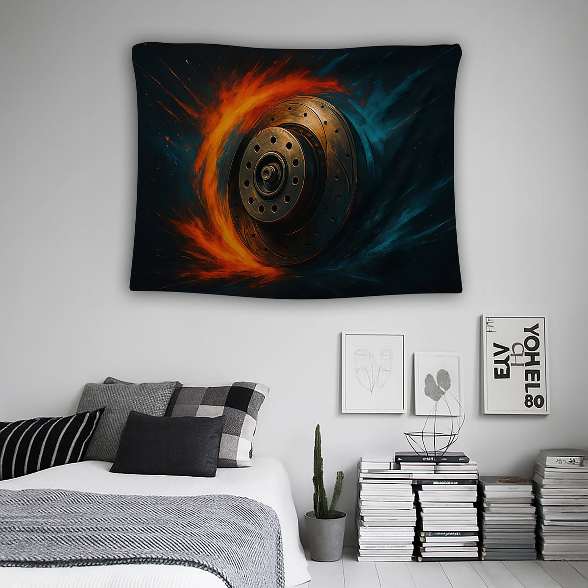 Endüstriyel metal yüzey, cıvata delikleri ve spiral merkez yapısıyla öne çıkan disk formu içeren duvar örtüsü, ateş ve buz etkisi yaratan renk geçişleriyle dramatik bir atmosfer oluşturur; otomobil, motor ve hız temalı tasarımları sevenler için güçlü bir dekoratif üründür.