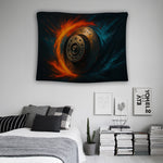 Endüstriyel metal yüzey, cıvata delikleri ve spiral merkez yapısıyla öne çıkan disk formu içeren duvar örtüsü, ateş ve buz etkisi yaratan renk geçişleriyle dramatik bir atmosfer oluşturur; otomobil, motor ve hız temalı tasarımları sevenler için güçlü bir dekoratif üründür.