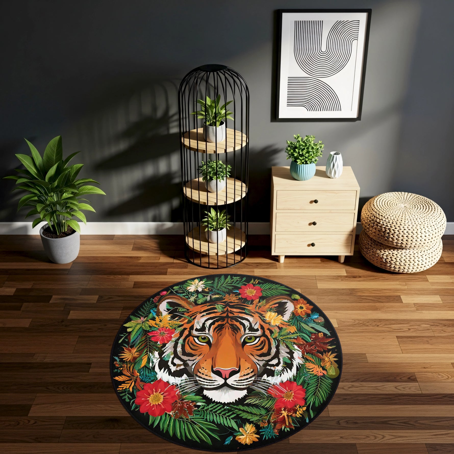 Modern ve dikkat çekici tasarıma sahip yuvarlak halı, merkezde kaplan yüzü ile öne çıkar. Siyah zemin ve renkli floral detaylar ile güçlü bir dekoratif stil sunar.