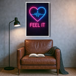Beyaz çerçeveli kanvas tablo, minimal kompozisyon ve parlak neon tipografiyle ferah ama dikkat çekici bir duvar dekoru etkisi yaratır. Yüksek çözünürlüklü kanvas baskı sunan FabricUp dijital baskı, modern dekorasyon için estetik, dekoratif ve premium sanat ürünü kalitesi sağlar.