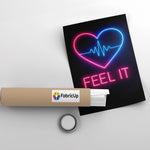 Poster tarzı kanvas baskı, FEEL IT yazısı ve neon kalp tasarımıyla trend ve motivasyon odaklı bir duvar dekoru alternatifi sunar. Hafif yapısı ve yüksek çözünürlüklü FabricUp dijital baskı kalitesi sayesinde spor salonu, ofis ve yaşam alanlarında dekoratif kullanım sağlar.