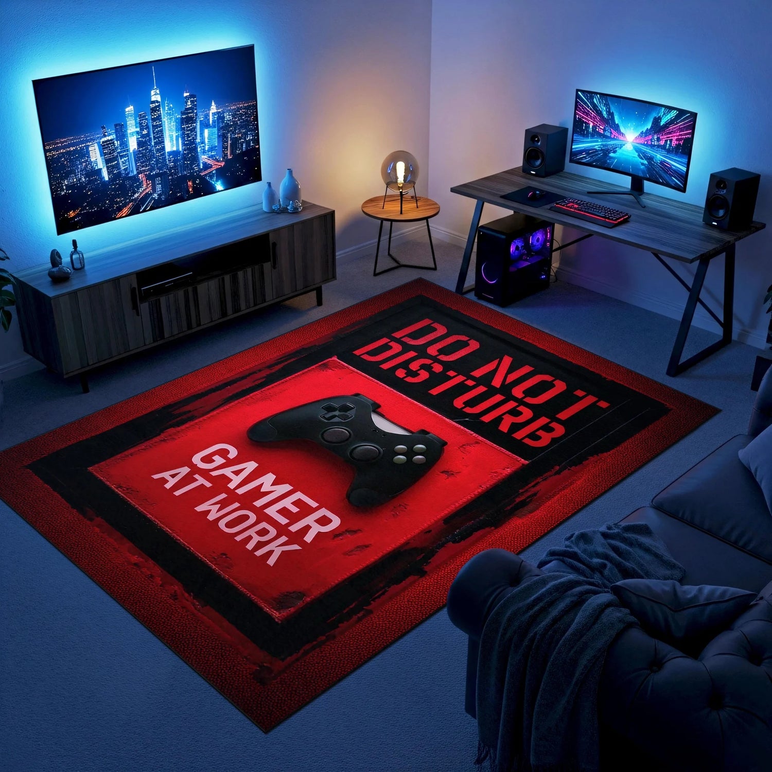 Siyah ve kırmızı tonların hakim olduğu, merkezinde oyun kumandası figürü ve “Do Not Disturb – Gamer at Work” tipografisi bulunan dijital baskı halı, güçlü kontrastı ve net grafik diliyle dikkat çeker. Yüksek çözünürlüklü baskı sayesinde yazı konturları, gölgelendirme efektleri ve kumanda detayları keskin biçimde görünür. Oyun odası, genç odası, ofis ve hobi alanlarında kullanılabilecek bu tasarım, modern gamer temasıyla karakterli bir zemin vurgusu sunan FabricUp koleksiyonuna aittir.
