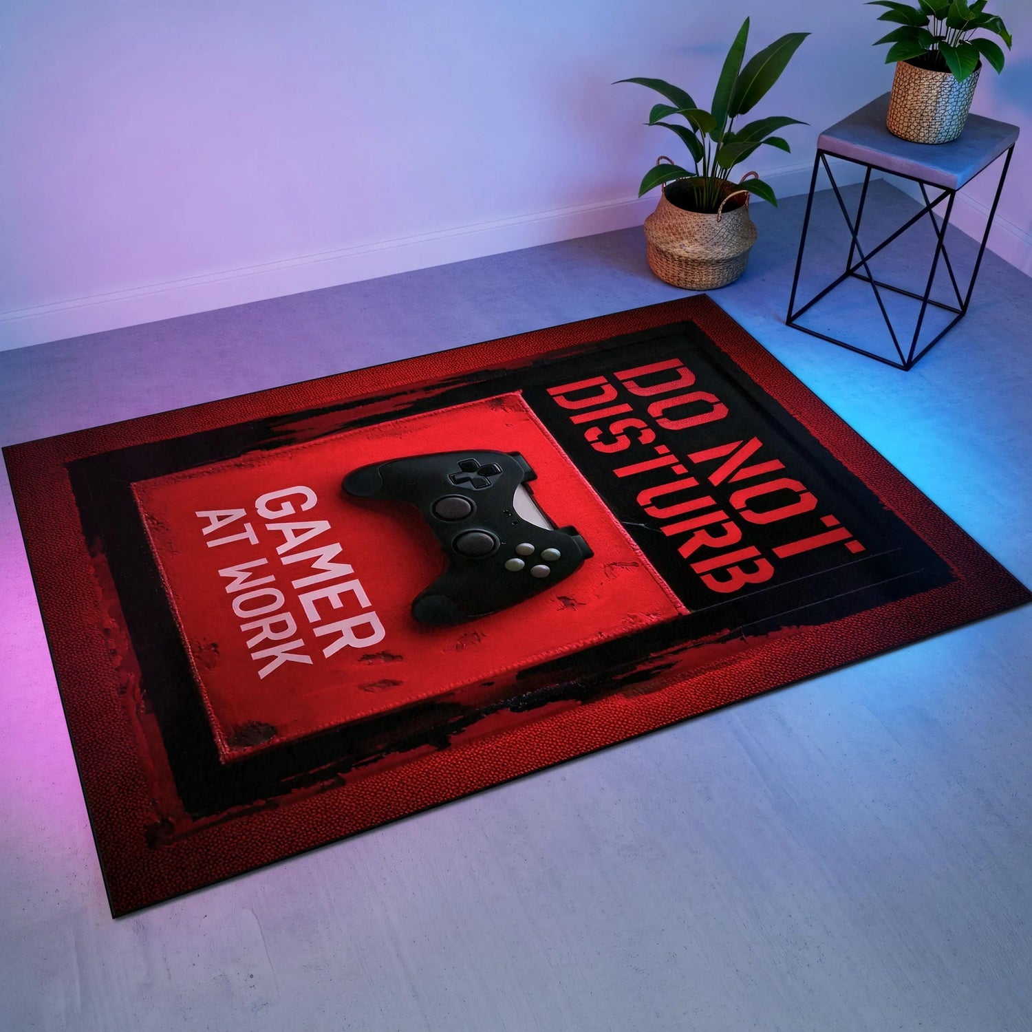 Kırmızı zemin üzerinde siyah çerçeve kompozisyonu, ortasında oyun kolu illüstrasyonu ve büyük ölçekli “Gamer at Work” yazısıyla tasarlanan dijital baskı halı, enerjik renk yapısı ve simetrik düzeniyle güçlü bir görsel etki oluşturur. Yüksek baskı kalitesi sayesinde tipografi kenarları, renk geçişleri ve yüzey dokusu net ve homojen görünür. Oyun alanı, genç yaşam alanları ve çalışma odalarında tercih edilebilecek bu özel tasarım, FabricUp imzası taşır.
