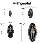 Dalgalı konturlu çerçeve içinde yer alan iskelet ve kozmik sembollerle tasarlanmış bu halı, gothic illustration, mystical theme, occult symbolism, alternative art ve modern grafik estetiğini bir araya getiren özgün bir parçadır.
