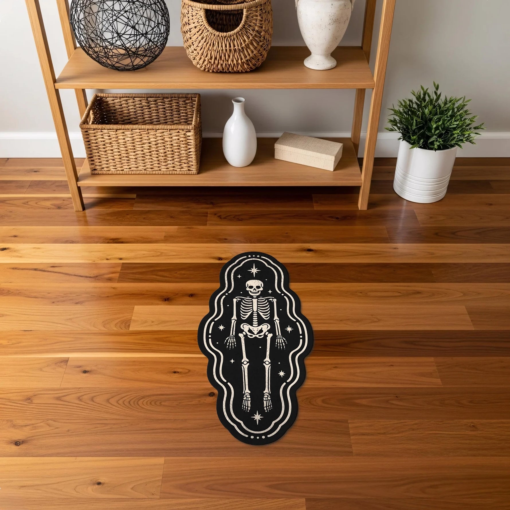 Siyah beyaz kontrastlı iskelet figürü, ay ve yıldız ikonlarıyla hazırlanan bu modern halı, karanlık sanat, astrolojik semboller, gotik grafik stil ve spiritüel dekorasyon temaları için dikkat çekici bir tasarım oluşturur.

