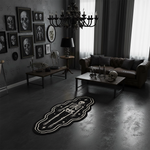 Dalgalı konturlu çerçeve içinde yer alan iskelet ve kozmik sembollerle tasarlanmış bu halı, gothic illustration, mystical theme, occult symbolism, alternative art ve modern grafik estetiğini bir araya getiren özgün bir parçadır.
