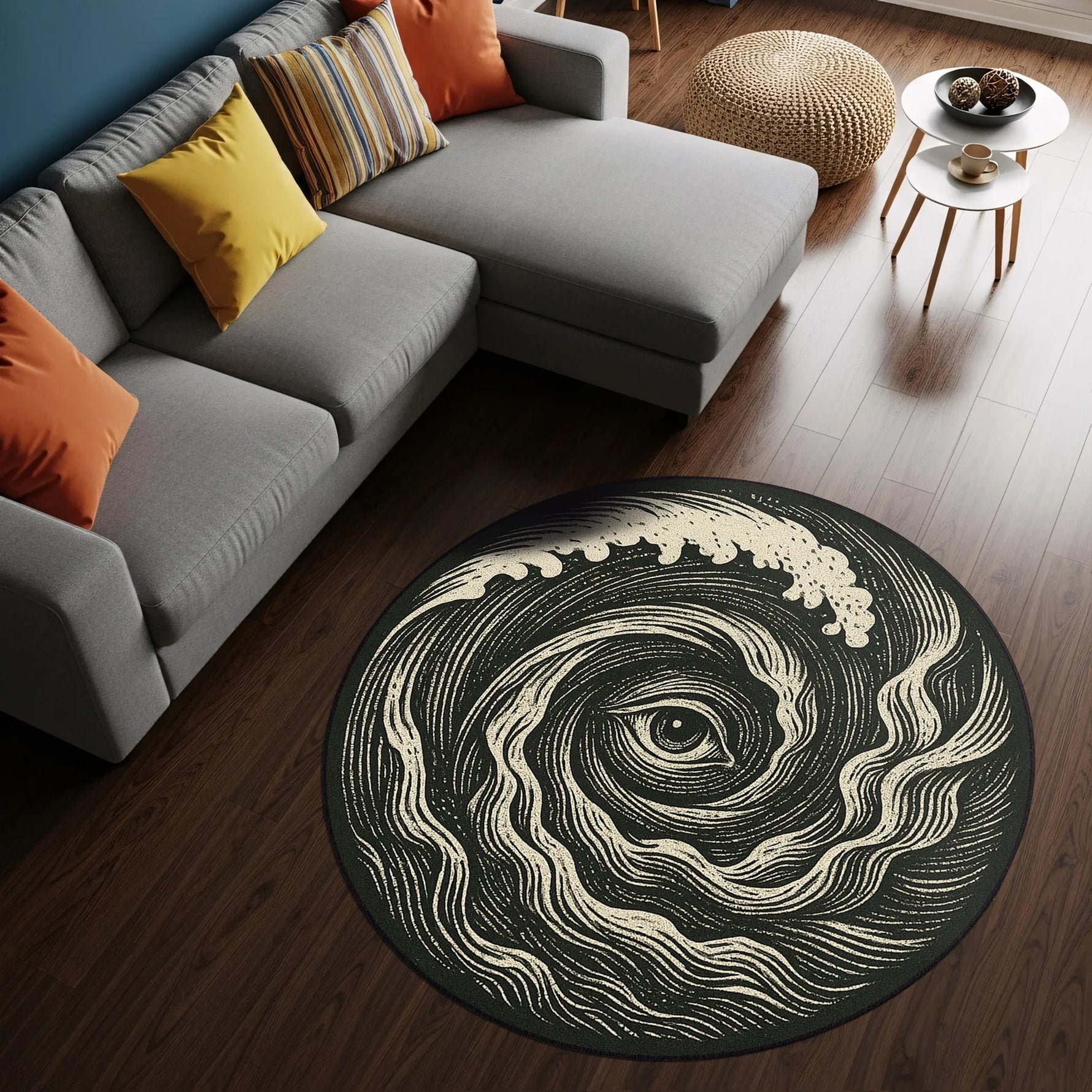 Spiral dalga hareketi ve merkezde konumlanan göz figürüyle oluşturulmuş siyah zeminli yuvarlak dijital baskı halı, soyut ve mistik bir atmosfer yansıtan güçlü bir grafik kompozisyon sunar. Yüksek çözünürlüklü üretim sayesinde çizgi geçişleri akıcı, desen sınırları net ve renk dağılımı homojen görünür. Salon, çalışma alanı, meditasyon köşesi ve konsept mekanlarda tercih edilebilecek bu özgün tasarım, FabricUp koleksiyonunun sanatsal halılarındandır.
