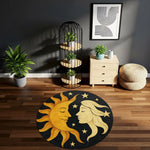 Güneş ve ay figürlerinin yüz yüze betimlendiği, etrafı altın yıldızlarla çevrili siyah zeminli yuvarlak dijital baskı halı, gece ve gündüz dengesini simgeleyen güçlü bir sembolik kompozisyon sunar. Baskı kalitesinin yüksekliği sayesinde çizgi detayları, gölgelendirme geçişleri ve metalik altın tonlar net ve canlı algılanır. Salon, yoga alanı, okuma köşesi ve butik mekanlarda kullanılabilecek bu özgün tasarım, FabricUp markasının kozmik temalı halı koleksiyonuna aittir.
