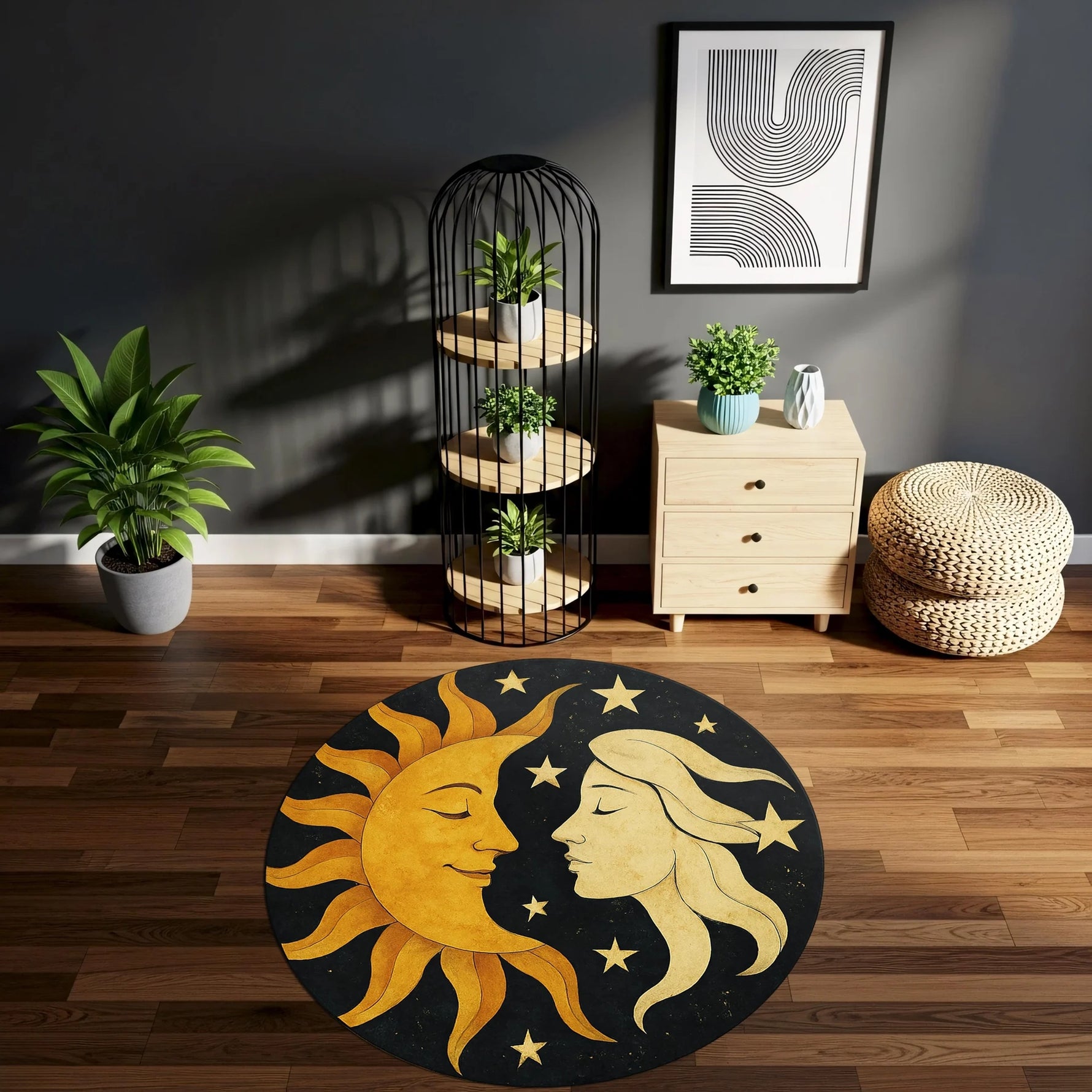Güneş ve ay figürlerinin yüz yüze betimlendiği, etrafı altın yıldızlarla çevrili siyah zeminli yuvarlak dijital baskı halı, gece ve gündüz dengesini simgeleyen güçlü bir sembolik kompozisyon sunar. Baskı kalitesinin yüksekliği sayesinde çizgi detayları, gölgelendirme geçişleri ve metalik altın tonlar net ve canlı algılanır. Salon, yoga alanı, okuma köşesi ve butik mekanlarda kullanılabilecek bu özgün tasarım, FabricUp markasının kozmik temalı halı koleksiyonuna aittir.
