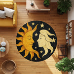 Siyah zemin üzerinde altın tonlarda güneş ve ay yüzlerinin karşılıklı kompozisyonuyla tasarlanmış yuvarlak dijital baskı halı, yıldız detayları ve simetrik yerleşimiyle mistik ve kozmik bir estetik sunar. Yüksek çözünürlüklü baskı sayesinde yüz ifadeleri, ışık geçişleri ve kontur çizgileri net, renk doygunluğu dengeli ve yüzey dokusu homojen görünür. Salon, yatak odası, meditasyon alanı ve konsept mekanlarda kullanılabilecek bu tasarım, FabricUp koleksiyonunun sanatsal ve ruhsal temalı özel halılarındandır.