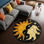 Kozmik temalı güneş ve ay portreleriyle tasarlanmış, altın yıldızlarla süslenmiş siyah fonlu yuvarlak dijital baskı halı, denge ve uyum temasını estetik bir kompozisyonla yansıtır. Dijital baskı teknolojisi sayesinde renk kontrastı güçlü, çizgi konturları net ve yüzey dokusu homojen görünür. Salon, çalışma alanı, yoga stüdyosu ve ruhsal konseptli mekanlarda kullanılabilecek bu özel tasarım, FabricUp markasının özgün halı koleksiyonuna aittir.
