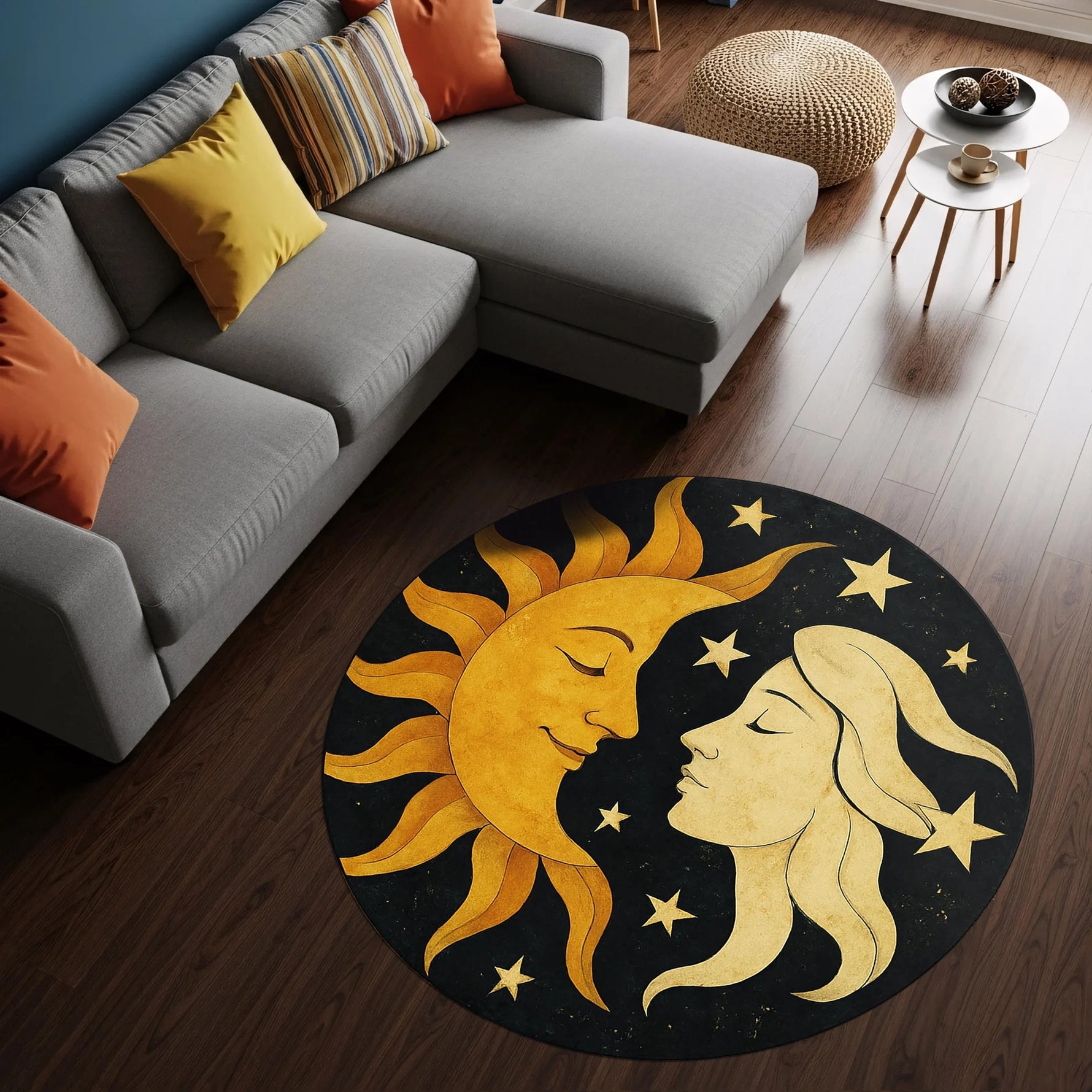 Kozmik temalı güneş ve ay portreleriyle tasarlanmış, altın yıldızlarla süslenmiş siyah fonlu yuvarlak dijital baskı halı, denge ve uyum temasını estetik bir kompozisyonla yansıtır. Dijital baskı teknolojisi sayesinde renk kontrastı güçlü, çizgi konturları net ve yüzey dokusu homojen görünür. Salon, çalışma alanı, yoga stüdyosu ve ruhsal konseptli mekanlarda kullanılabilecek bu özel tasarım, FabricUp markasının özgün halı koleksiyonuna aittir.
