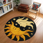 Güneşin sıcak altın tonları ile ayın yumuşak açık renklerinin karşılıklı yerleştirildiği, yıldızlarla çevrili siyah zeminli yuvarlak dijital baskı halı, gece ve gündüz döngüsünü simgeleyen mistik bir sanat dili sunar. Yüksek çözünürlüklü baskı sayesinde yüz detayları, ışık efektleri ve kontur çizgileri net ve dengeli görünür. Salon, yatak odası, meditasyon alanı ve konsept mekanlarda kullanılabilecek bu tasarım, FabricUp koleksiyonunun kozmik temalı özel halılarındandır.
