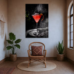 Kırmızı kokteyl dolu martini bardağı ve buz sıçramalarıyla tasarlanmış çerçevesiz kanvas tablo, modern bar ve lounge estetiğini yansıtır. Yüksek çözünürlüklü baskı sayesinde sıvı ve ışık detayları net görünür, mutfak, bar köşesi ve salon dekorasyonu için şık bir duvar sanatı, FabricUp tasarımı.
