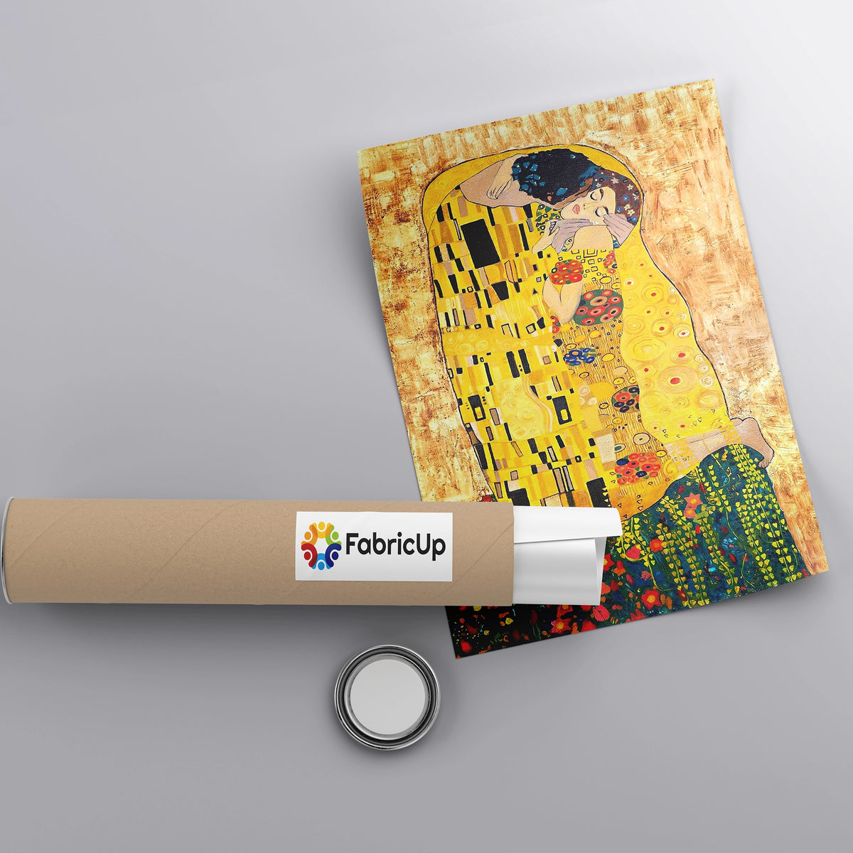 Poster estetiğinde tasarlanan altın desenli sarılan çift kompozisyonu, romantizm ve klasik sanat temasını modern duvar dekorasyonuna taşır. Güçlü renk kontrastı ve net çizgiler yüksek çözünürlüklü baskıyla öne çıkar, salon ve yatak odaları için şık ve sanatsal bir FabricUp kanvas tablo.