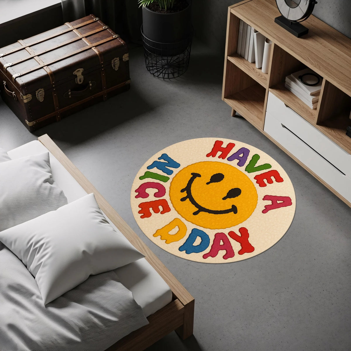 Retro pop art tarzında tasarlanmış yuvarlak halı; merkezde siyah konturlu, akışkan boya detaylı sarı emoji yüz, etrafında farklı renklerde büyük harflerle yazılmış “HAVE A NICE DAY” ifadesi bulunan tipografik desen.
