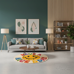 Pozitif mesaj temalı yuvarlak halı tasarımı; krem arka plan, ortada damlayan efektli sarı smiley yüz figürü, çevresinde renkli ve kalın fontla yazılmış “HAVE A NICE DAY” yazısı, modern grafik ve eğlenceli stil vurgusu.
