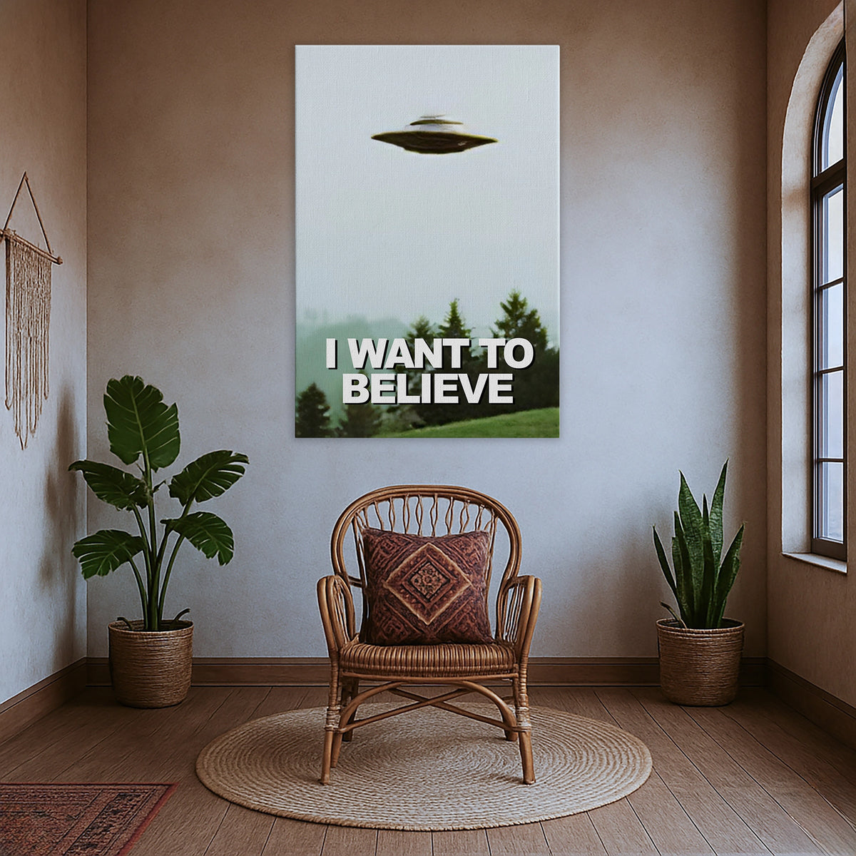 Sisli orman manzarası üzerinde uçan UFO silueti ve “I Want To Believe” yazılı retro bilim kurgu temalı çerçevesiz kanvas tablo, minimal ve sinematik atmosfer sunar. Yüksek çözünürlüklü baskısıyla genç odası, stüdyo ve ofis dekorasyonu için modern bir duvar sanatı, FabricUp tasarımı.