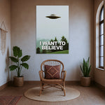Sisli orman manzarası üzerinde uçan UFO silueti ve “I Want To Believe” yazılı retro bilim kurgu temalı çerçevesiz kanvas tablo, minimal ve sinematik atmosfer sunar. Yüksek çözünürlüklü baskısıyla genç odası, stüdyo ve ofis dekorasyonu için modern bir duvar sanatı, FabricUp tasarımı.