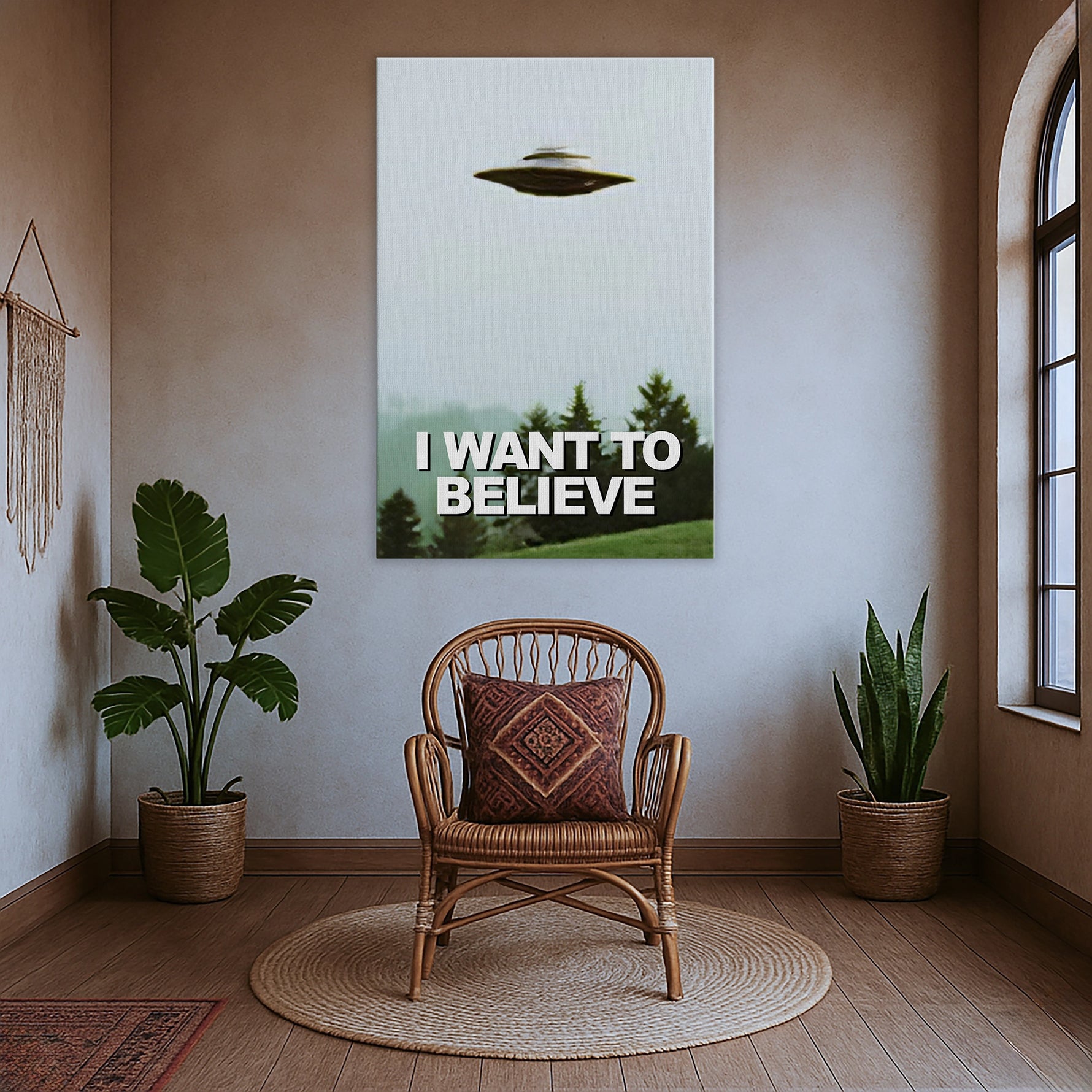 Sisli orman manzarası üzerinde uçan UFO silueti ve “I Want To Believe” yazılı retro bilim kurgu temalı çerçevesiz kanvas tablo, minimal ve sinematik atmosfer sunar. Yüksek çözünürlüklü baskısıyla genç odası, stüdyo ve ofis dekorasyonu için modern bir duvar sanatı, FabricUp tasarımı.