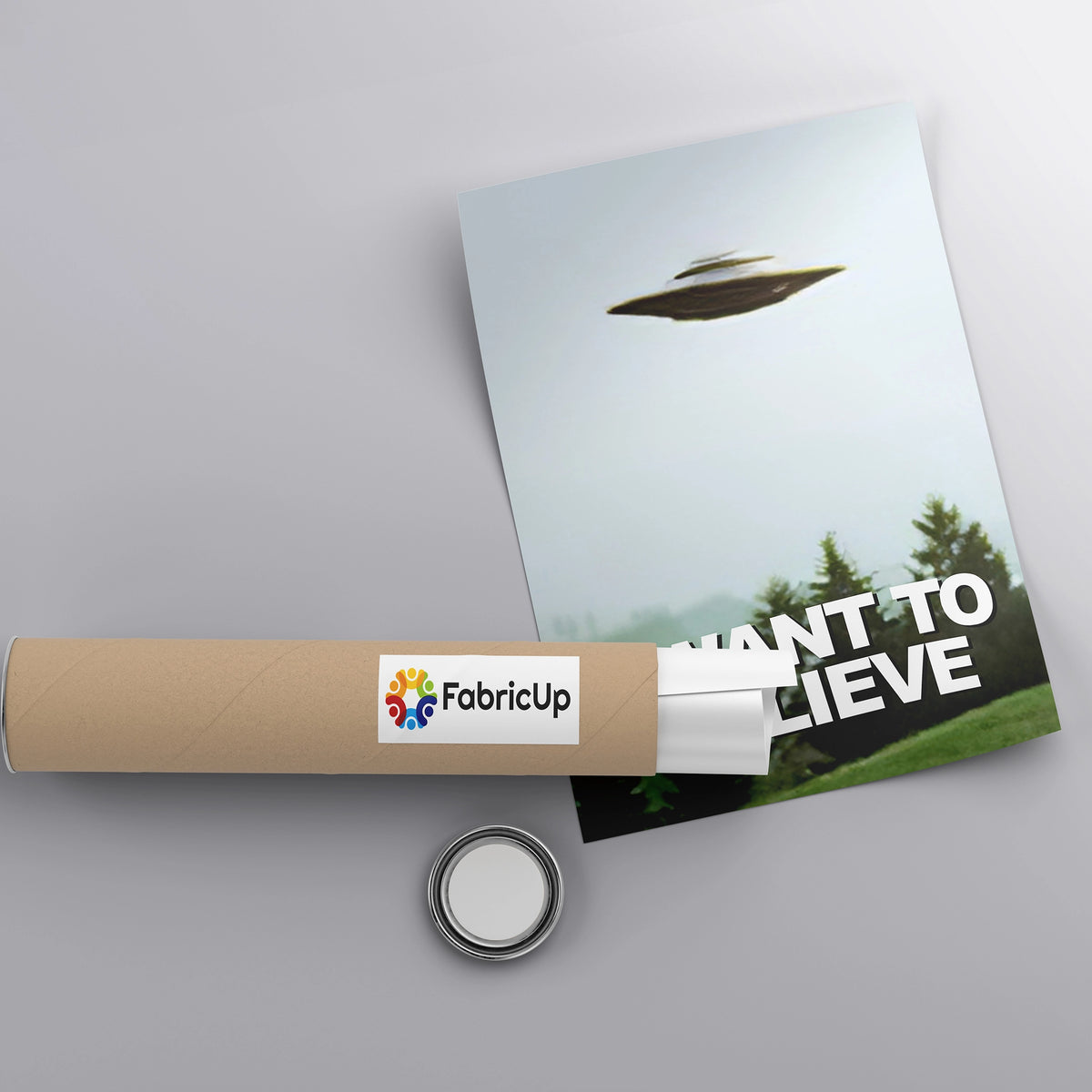 Poster tarzında tasarlanan UFO ve “I Want To Believe” yazılı kanvas tablo, retro bilim kurgu kültürünü modern duvar sanatına dönüştürür. Minimal manzara ve net yazı detayları yüksek çözünürlüklü baskıyla canlı görünür, genç odası ve stüdyolar için enerjik bir dekorasyon sunar, FabricUp koleksiyonu.