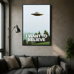 Siyah çerçeveli UFO temalı “I Want To Believe” kanvas tablo, koyu çerçevenin kontrastıyla gizemli ve dramatik bir görünüm sunar. Bilim kurgu ve retro poster estetiğini yansıtan yüksek kaliteli baskı, oyun odası, ofis ve modern salonlar için dikkat çekici bir dekor, FabricUp koleksiyonu.