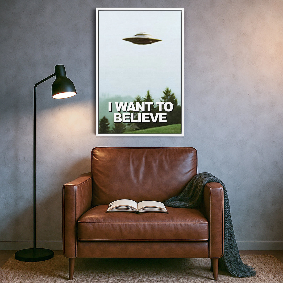 Beyaz çerçeveyle sunulan UFO ve “I Want To Believe” yazılı kanvas tablo, ferah ve dengeli görünümüyle retro bilim kurgu havasını modern dekorasyona taşır. Net tipografi ve yüksek çözünürlüklü baskı kalitesiyle genç odası ve çalışma alanları için şık bir duvar tasarımı, FabricUp üretimi.