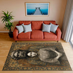 Sepya ve altın tonlarında işlenmiş Mona Lisa portresi, klasik Rönesans sanat teması, antik tablo estetiği, detaylı yüz figürü ve dekoratif bordür motifleriyle tasarlanmış bu sanatsal halı, vintage, klasik ve müze tarzı dekorasyon için güçlü bir görsel sunar.
