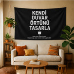 Müşterinin kendi fotoğrafını, yazısını veya özel tasarımını yükleyerek tamamen kişiselleştirilmiş duvar örtüsü oluşturabileceğini anlatan tanıtım görseli; farklı ölçü seçenekleri, kullanıcıya özel baskı süreci ve dekorasyona özgün karakter kazandıran kişiye özel duvar örtüsü konseptini temsil eder.