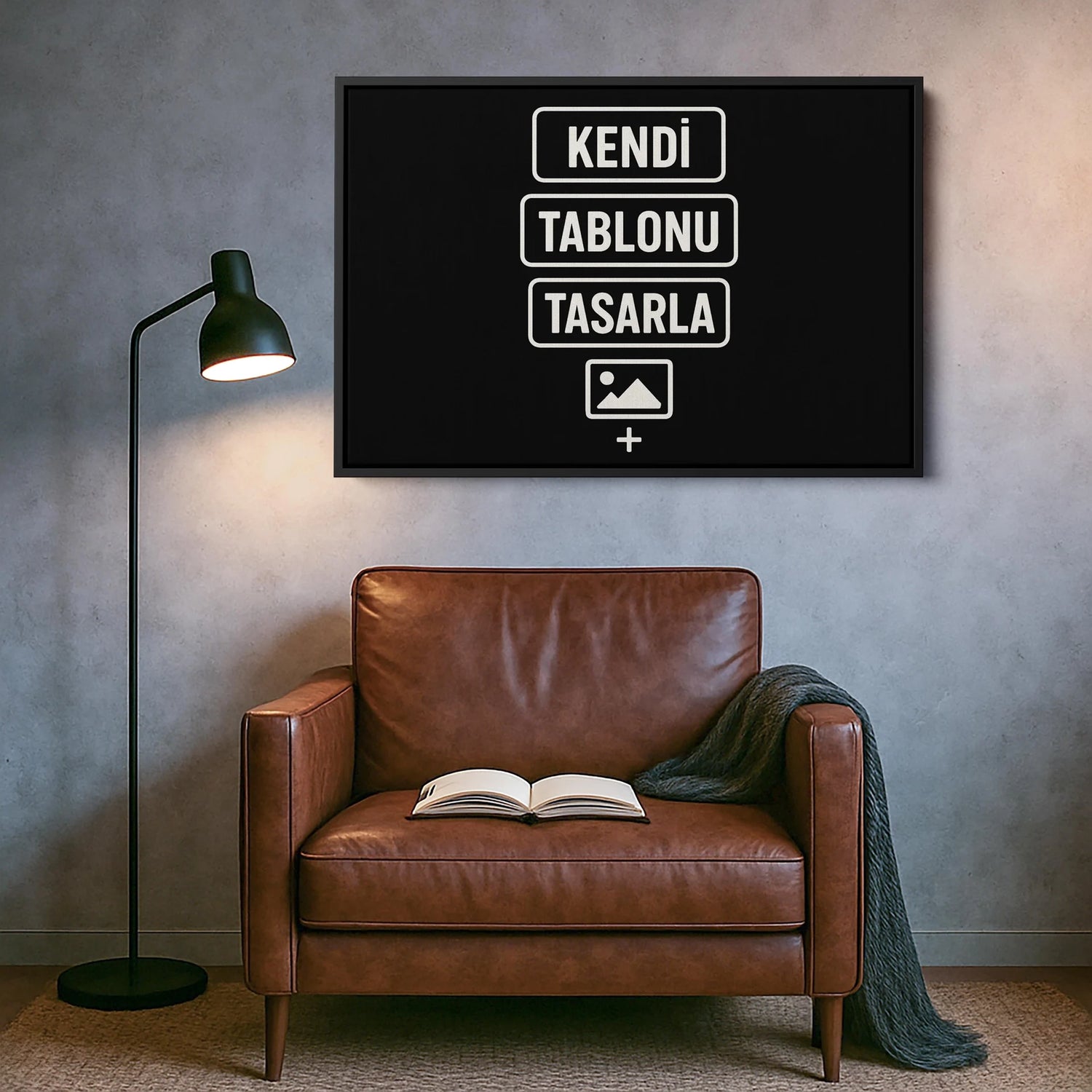 Müşterinin kendi fotoğrafını, tasarımını veya metnini yükleyerek çerçeveli ya da çerçevesiz tablo seçimi yapabildiği kişiselleştirilebilir tablo listelemesini temsil eden tanıtım görseli; farklı çerçeve alternatifleri, özel üretim ve kullanıcıya özel dekoratif tablo konseptini vurgular.