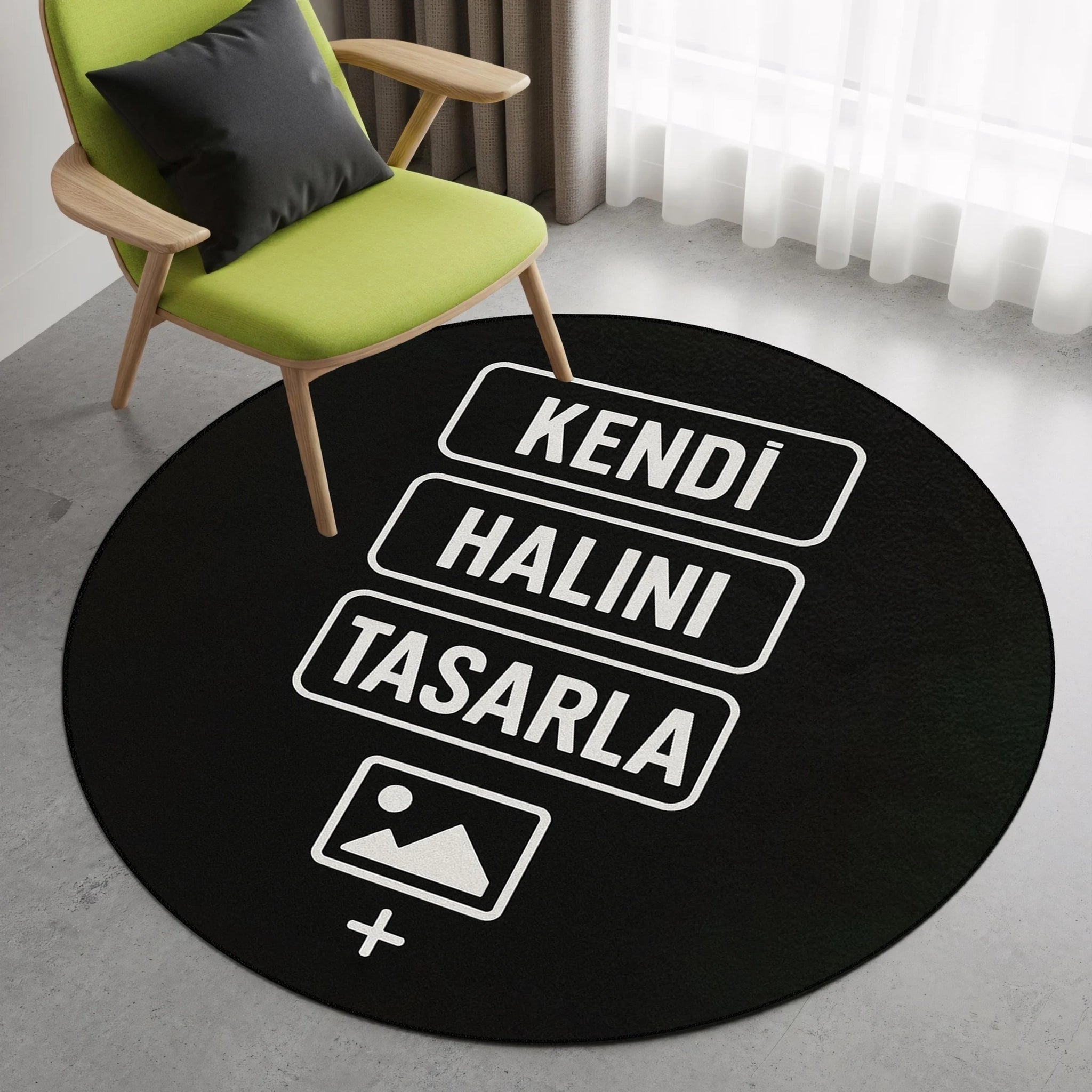 Müşterinin kendi görselini, yazısını veya özel tasarımını yükleyerek tamamen kişiselleştirilmiş yuvarlak halı oluşturabileceğini anlatan tanıtım görseli; özel ölçü, özgün tasarım ve kullanıcıya özel üretim sürecini vurgulayan, kişiye özel halı konseptini temsil eden listeleme fotoğrafı.