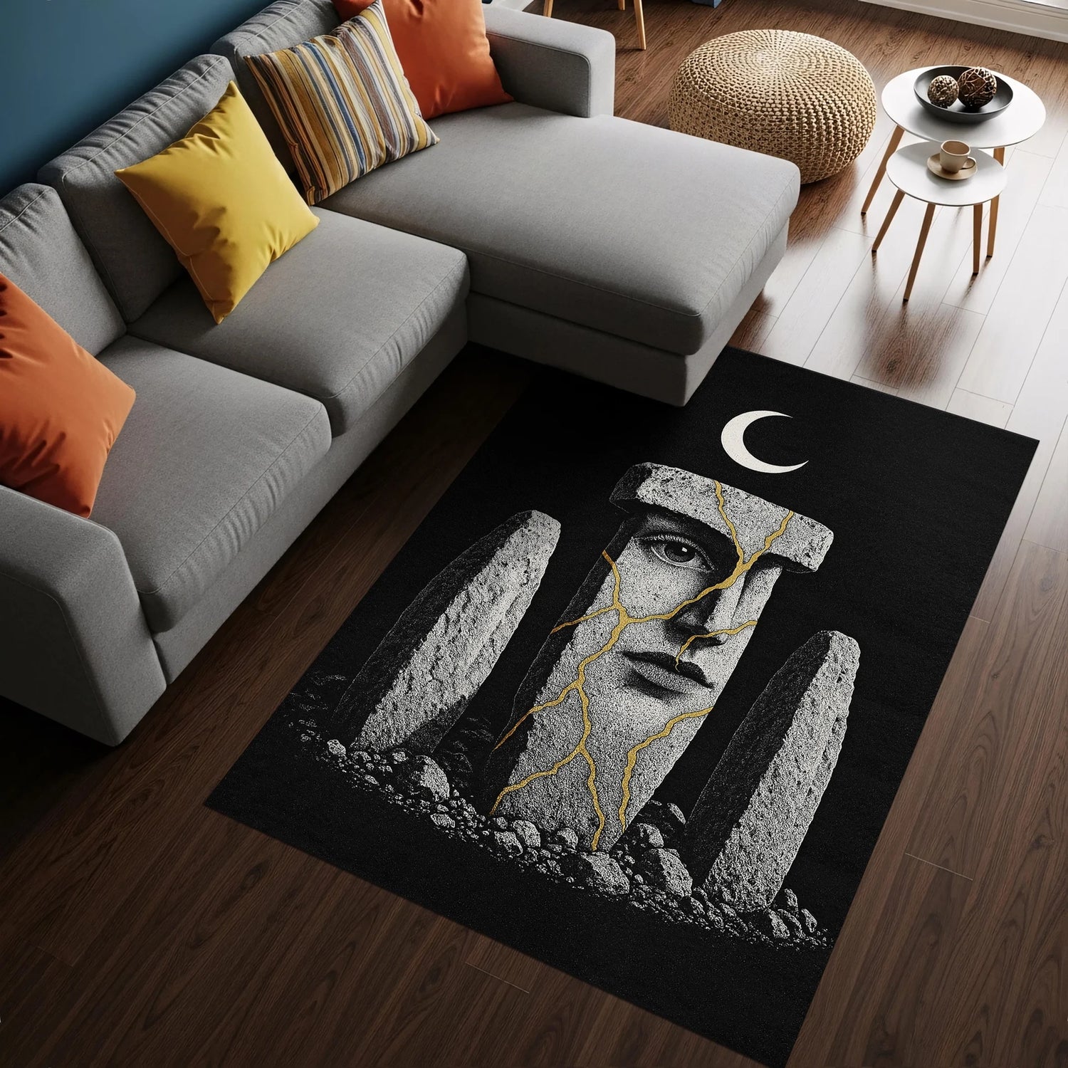 Siyah zemin üzerinde ay sembolü, antik heykel yüzü ve altın çatlak detaylarıyla tasarlanmış sürreal sanat halısı, mistik gotik stil, spiritüel figüratif dekor, modern okült tasarım, koleksiyonluk konsept halı, güçlü kontrastlı sanatsal zemin ürünü
