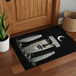 Antik sütunlar, kadın yüzü ve hilal ay figürüyle oluşturulmuş siyah beyaz sürreal halı, okült sembolizm, mistik atmosfer, dramatik ışık kontrastı, modern gotik ev dekorasyonu için sanatsal zemin tasarımı
