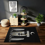 Hilal ay altında çatlak mermer dokulu heykel yüzü tasvirli sanatsal halı, spiritüel ve metafizik konsept, monokrom gotik stil, lüks ve karanlık iç mekan dekoru için figüratif tasarım halısı
