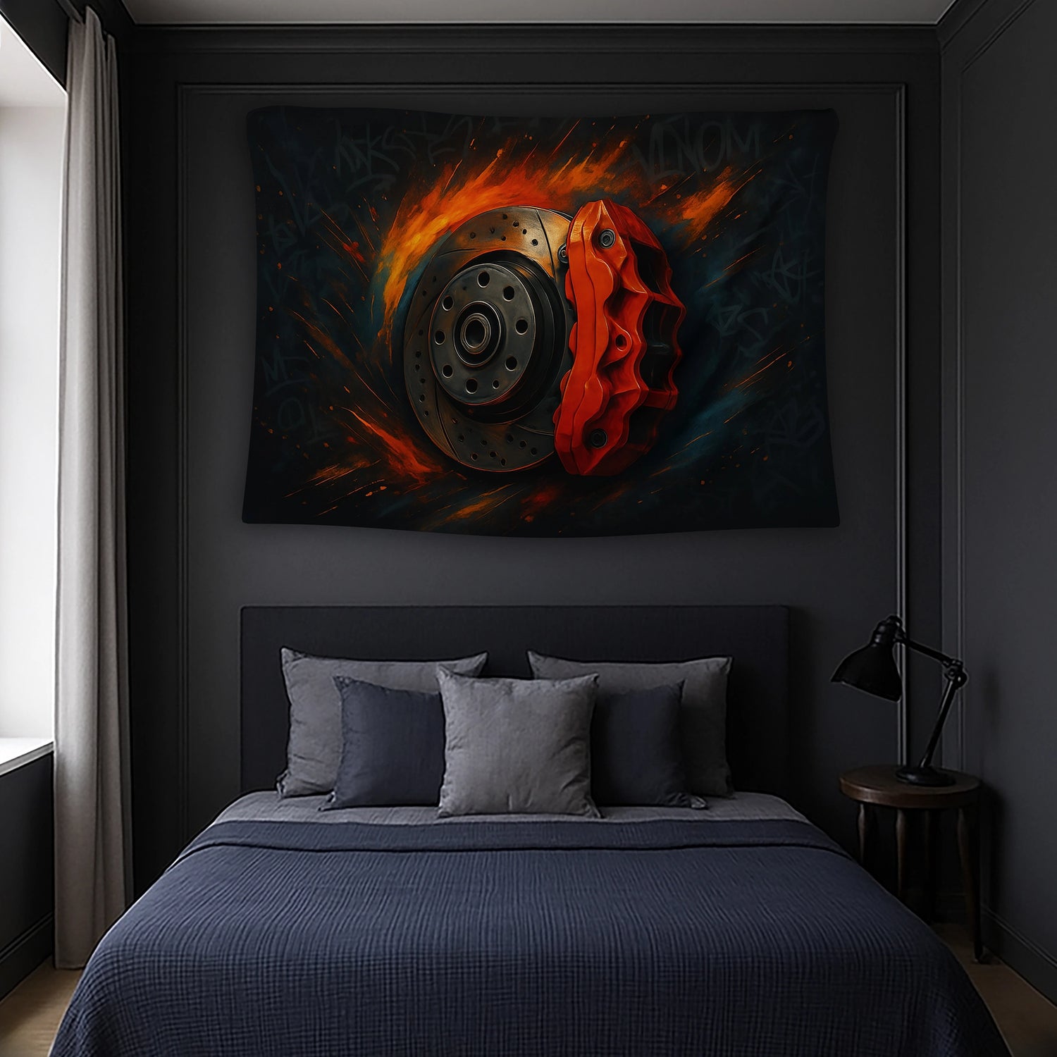 Metal dokulu disk yüzeyi, belirgin cıvata delikleri ve parlak kırmızı fren kaliperiyle tasarlanan duvar örtüsü, ateş sıçraması efektleri sayesinde enerji ve hareket hissi verir; modern, sportif ve mekanik temalı alanlarda dikkat çekici dekoratif tekstil görünümü sağlar.