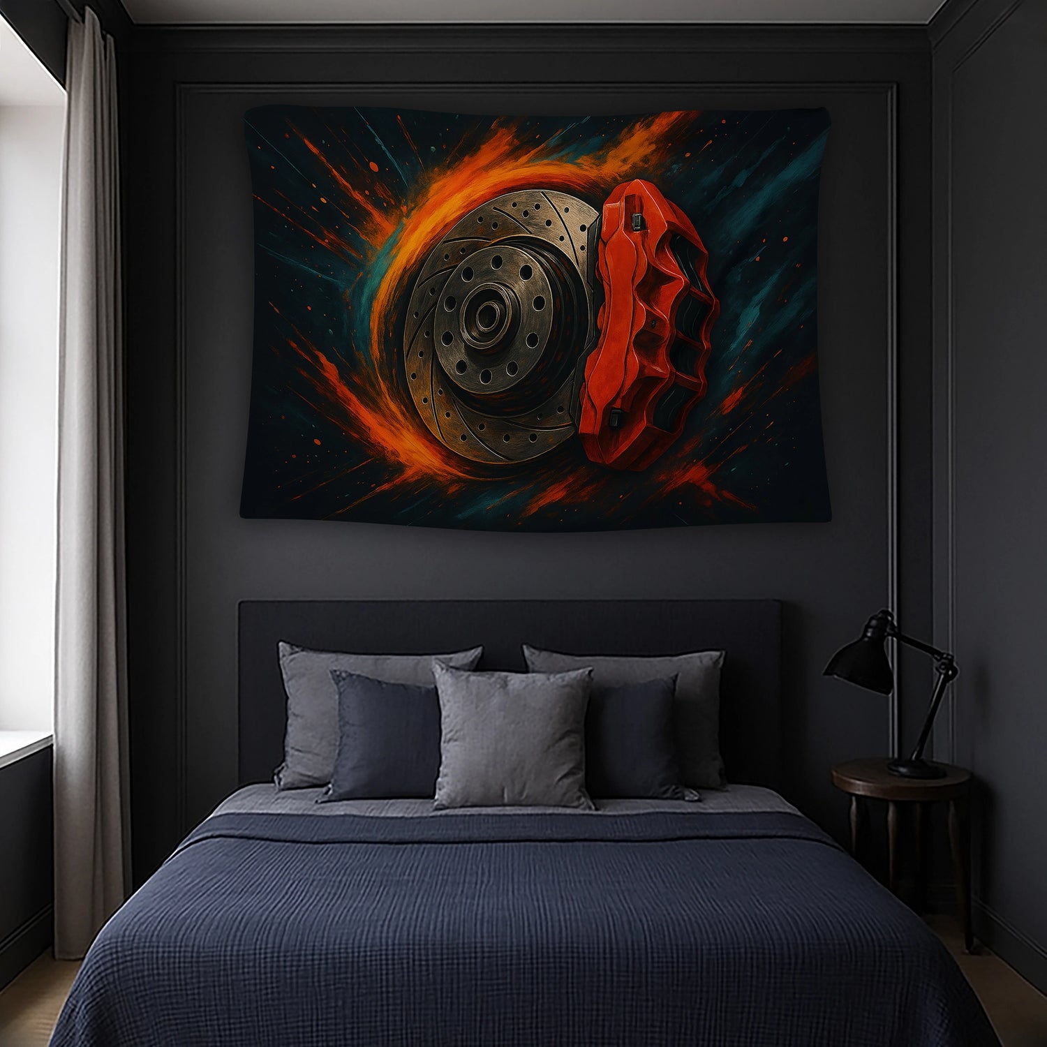 Metal dokulu disk yüzeyi, belirgin cıvata delikleri ve parlak kırmızı fren kaliperiyle tasarlanan duvar örtüsü, ateş sıçraması efektleri sayesinde enerji ve hareket hissi verir; modern, sportif ve mekanik temalı alanlarda dikkat çekici dekoratif tekstil görünümü sağlar.