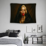 Pop art ve retro stilin birleştiği bu FabricUp duvar örtüsü, siyah arka plan üzerinde öne çıkan kırmızı aksesuarla güçlü bir odak noktası oluşturur. Dayanıklı baskı yüzeyi sayesinde detaylar uzun süre canlı ve parlak görünümünü korur.