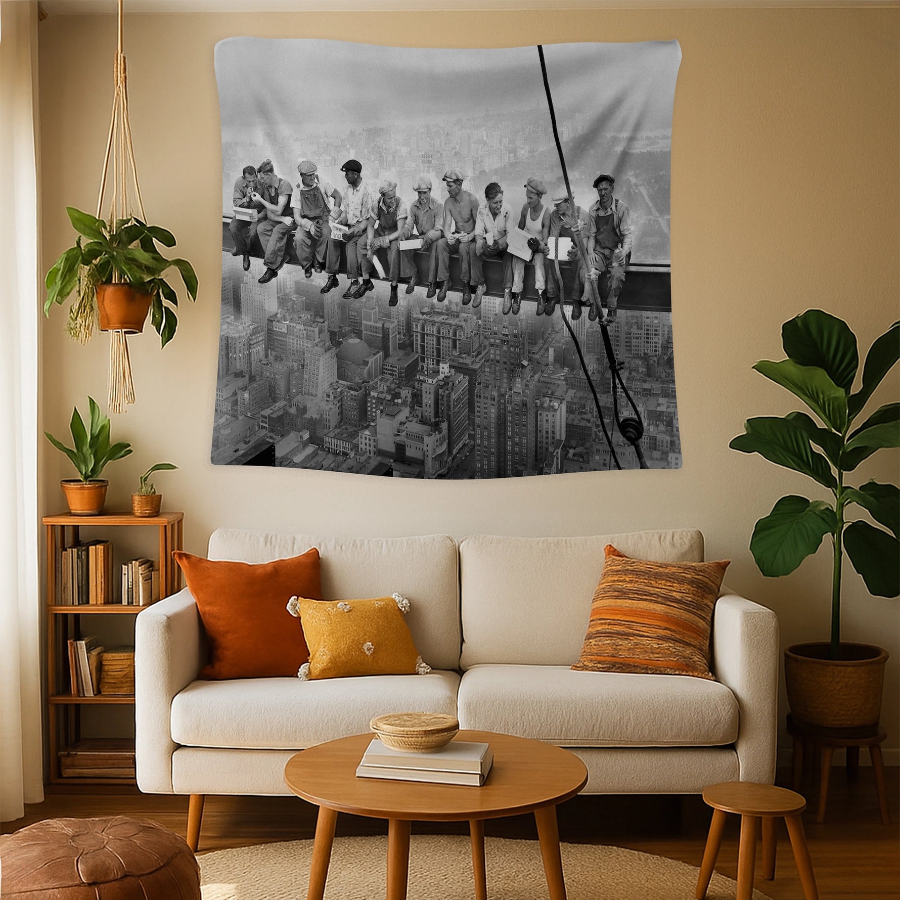 Siyah beyaz şehir manzarası üzerinde yüksek bir kirişte yan yana oturan işçi figürlerini gösteren FabricUp duvar örtüsü, nostaljik ve ikonik fotoğraf estetiğiyle güçlü bir endüstriyel dekor etkisi yaratır. Net dijital baskı sayesinde detaylar keskin ve kontrastlı görünür.