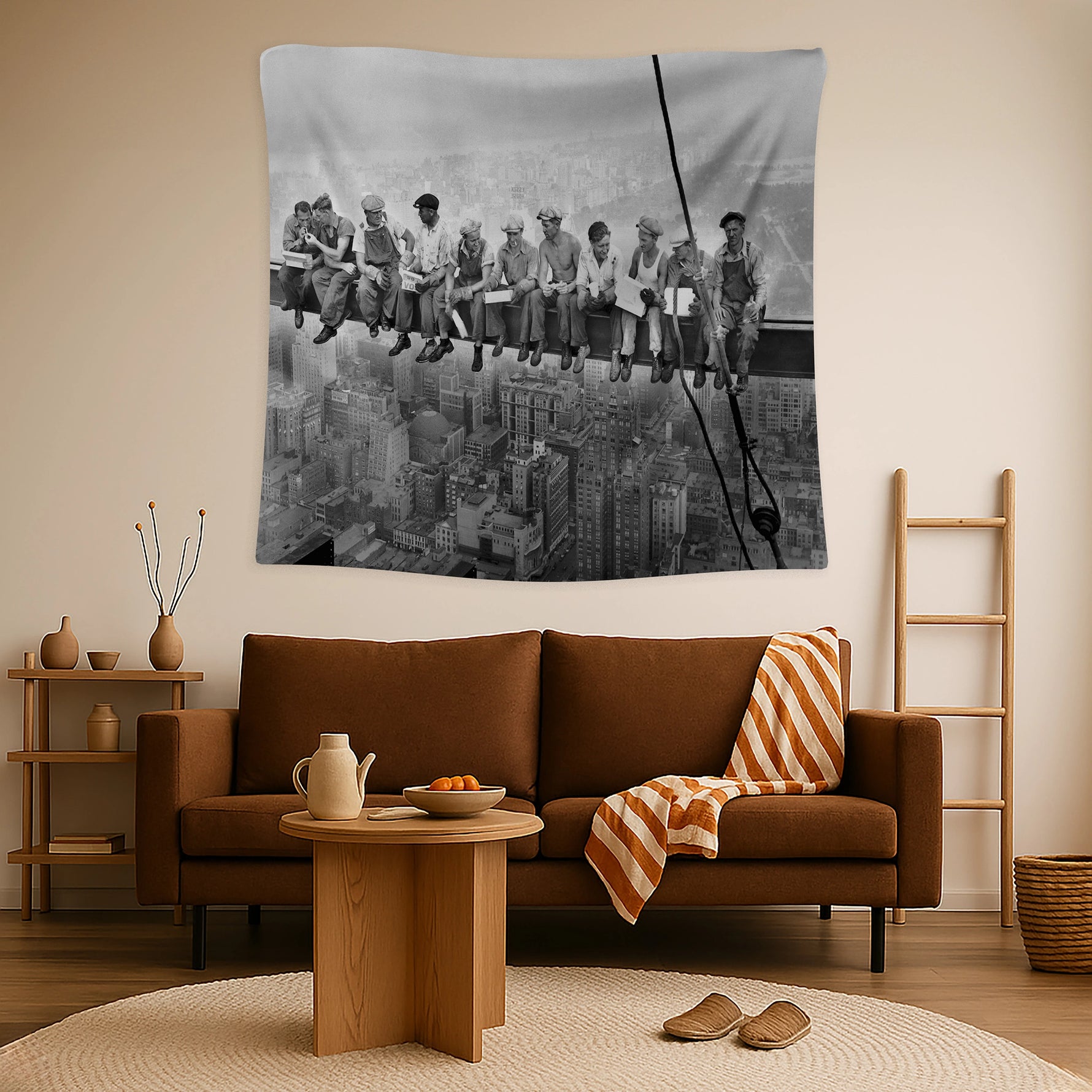 Vintage belgesel fotoğraf tarzında tasarlanmış bu FabricUp duvar örtüsü, yüksekte oturan işçiler ve aşağıdaki şehir siluetiyle cesur ve dikkat çekici bir kompozisyon sunar. Dayanıklı kumaş yüzey ve keskin baskı kalitesiyle dekoratif kullanım sağlar.