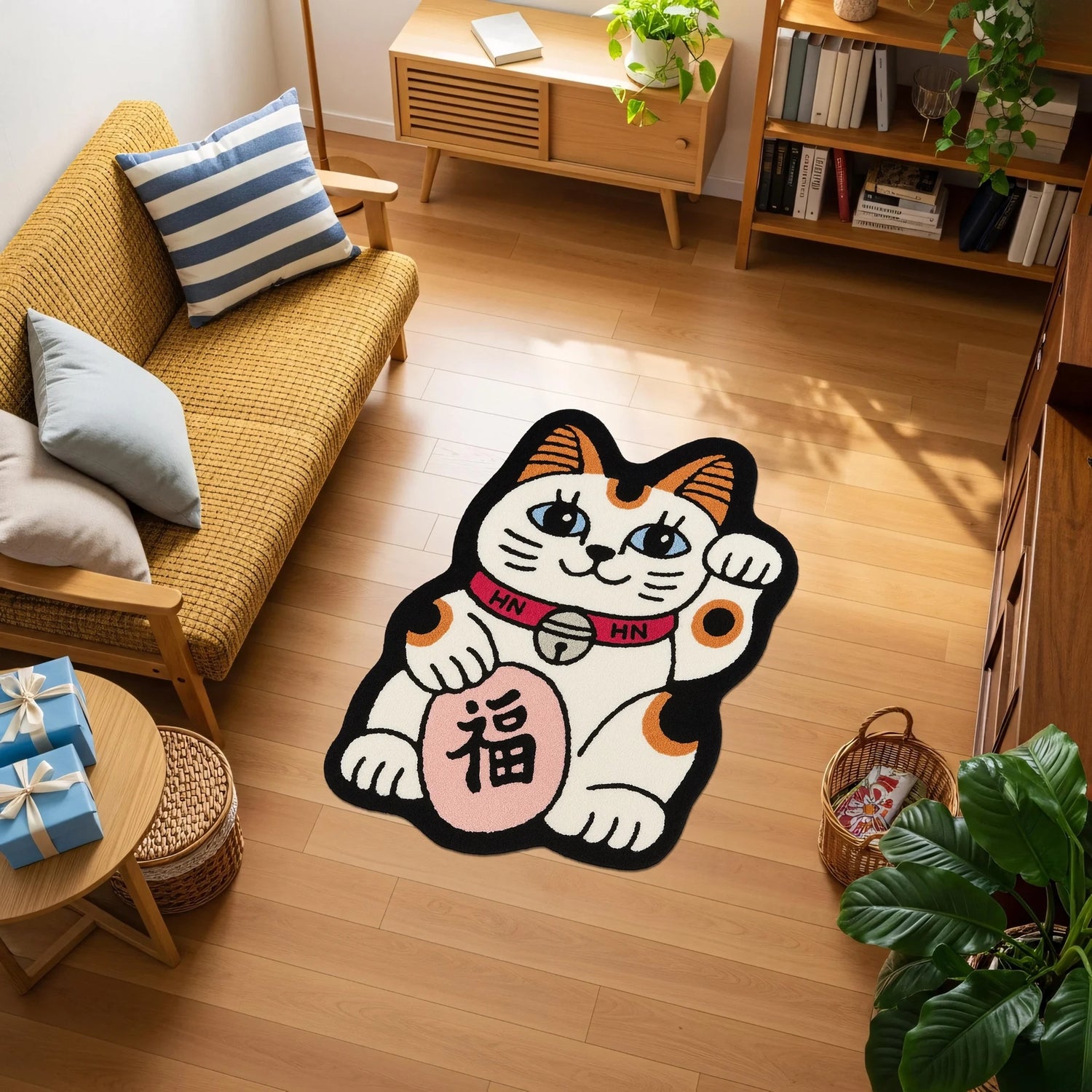 Şans kedisi formunda kesilmiş, beyaz zeminli ve siyah konturlu dekoratif halı; turuncu kulak ve benek detayları, pembe para üzerinde “福” karakteri, boyunda kırmızı tasma ve çan motifi bulunan, Japon Maneki Neko temalı, çizgi film stilinde, yüksek kontrastlı dijital baskı desen.
