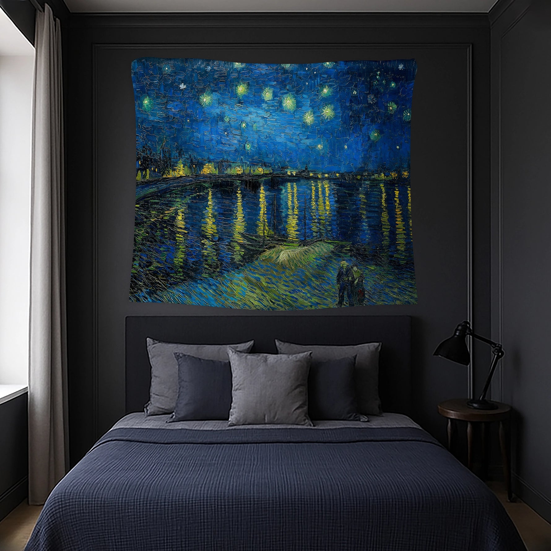 Gece manzarası, parlayan yıldızlar ve göl yansımalarıyla hazırlanan FabricUp duvar örtüsü, salon ve yatak odaları için sakin ama etkileyici bir duvar dekoru sunar. Hafif tekstil yapısı kolay asılır, baskı kalitesi renk geçişlerini keskin ve gerçekçi yansıtır.